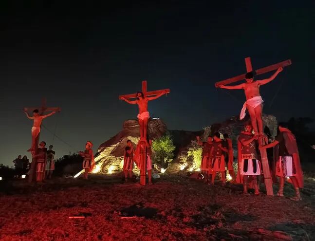 Jóvenes presentaron emotiva Vía Crucis Viviente en Tobatí