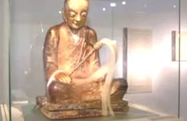 en-el-interior-de-esta-estatua-se-encuentra-la-momia-que-fue-robada-en-1995-en-china-foto-cadenaser-com-220838000000-1409622.jpg