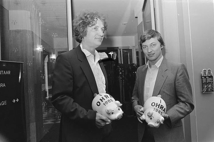 Jan Timman y Anatoly Karpov en Ámsterdam 1985, Sorteo de Torneo OHRA (Foto Vollebregt, Sjakkelien Anefo).
