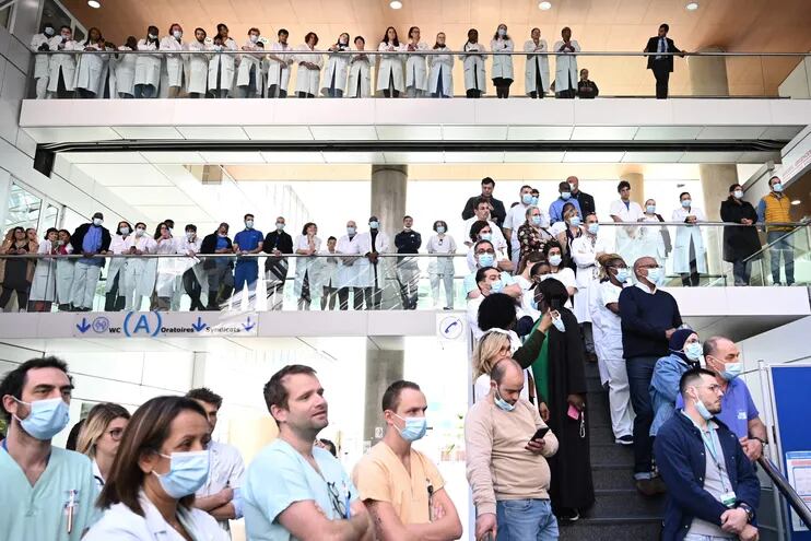 Un minuto de silencio en el hospital Georges Pompidou de París, por el asesinato de la enfermera Carène Mezino, de 37 años, apuñalada en su lugar de trabajo.