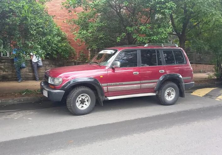 Vehículo denunciado como robado fue hallado abandonado en Asunción.