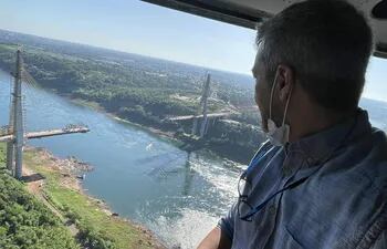 El presidente de la República, Mario Abdo Benítez, sobrevoló hace unos días la zona de construcción del segundo puente en construcción entre Paraguay y Brasil.