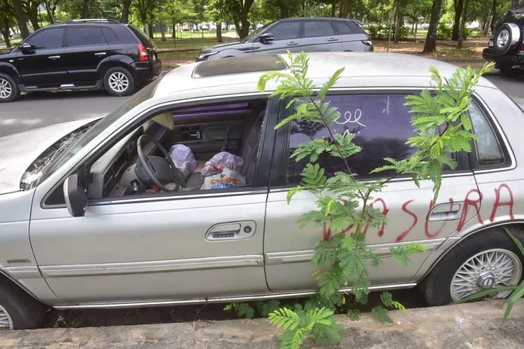 Autos abandonados deben ser denunciados al *916, dicen desde la Municipalidad de Asunción.