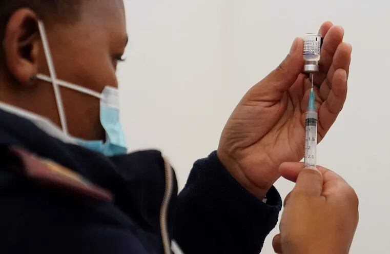 Un trabajador de la salud prepara una dosis de la vacuna contra la covid-19 de Pfizer en un centro de inmunización en Ciudad del Cabo, Sudáfrica.