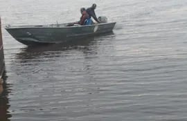 Personal de la Naval busca a un hombre desaparecido luego de que zozobrara su embarcación en el Lago Ypoá.