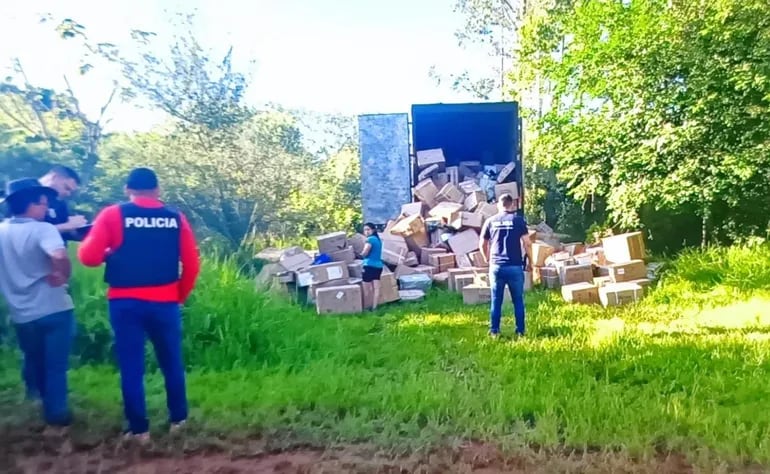 Los asaltantes revolvieron todas las cajas que llevaba el camión, pero no habrían encontrado lo que buscaban.