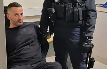 el arresto del jefe de la mafia italiana Marco Raduano, en Bastia, Córcega. Marco Raduano, descrito como "peligroso" en la lista de Europol de los criminales más buscados de Europa, fue detenido en Bastia, Córcega.