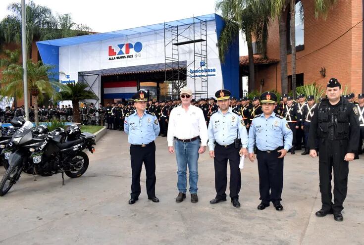 Autoridades de la Policía Nacional, con el titular de la Rural, Pedro Galli, este viernes, ajustando detalles de la cobertura de seguridad para la Expo 2022.