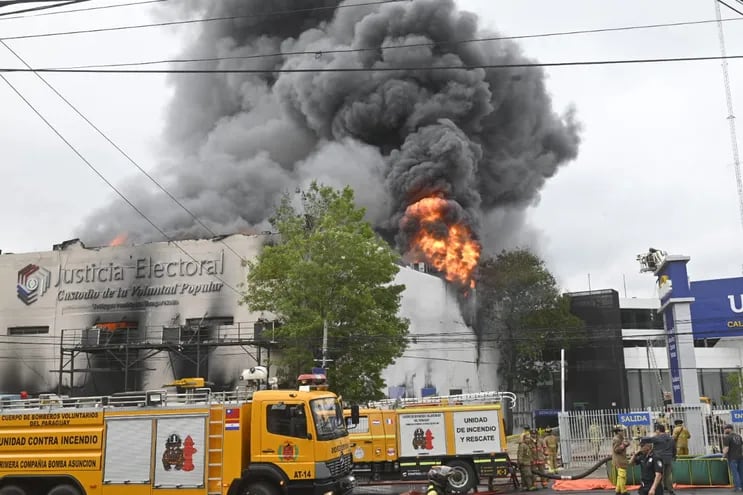 El incendio en la sede central del TSJE sería de importante magnitud de acuerdo a los reportes e imágenes que circulan en las redes.