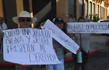"Quiero una jubilación digna y segura", "Fuera Santi", "No hay democracia donde gobierna la mafia", rezan los carteles de estas mujeres manifestantes contra la ley que crea la Superintendencia de Jubilaciones y Pensiones.
