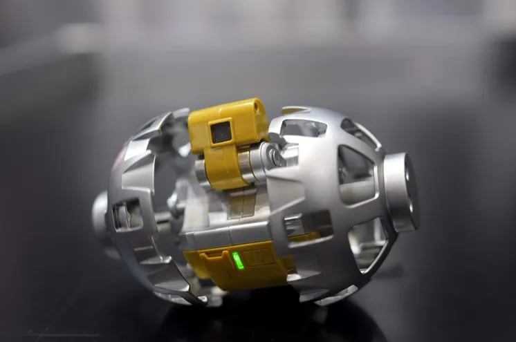 El departamento de ingeniería de la Escuela Politécnica Federal de Lausana (Suiza) ha presentado a Mori3, un robot capaz de modificar su forma, y que según sus creadores podría en el futuro brindar gran ayuda a los astronautas en sus viajes al espacio exterior.