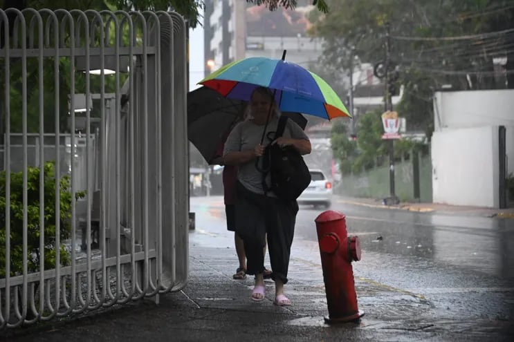 Lluvia en Asunción en la mañana de este lunes.
