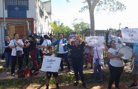 Los pobladores de Tobatí, se manifestaron esta mañana desde tempranas horas, frente a la Fiscalía de Caacupé, exigiendo justicia para Gastón.
