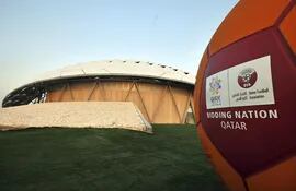 fotografia-de-archivo-tomada-el-14-de-septiembre-de-2010-que-muestra-el-logotipo-de-la-candidatura-de-qatar-2022-para-el-mundial-de-futbol-junto-a-un-101221000000-606929.JPG