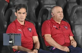 El paraguayo Diego Gavilán (i), entrenador de Cerro Porteño, durante el partido contra Resistencia por la cuarta fecha del torneo Clausura 2023 del fútbol paraguayo en el estadio Defensores del Chaco, en Asunción.