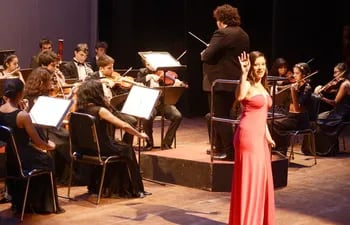 la-cantante-lila-valdes-durante-su-presentacion-junto-con-la-orquesta-ipu-paraguay-en-el-teatro-municipal--222637000000-1429654.jpg