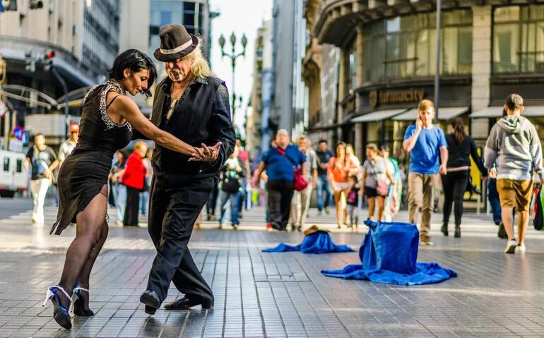 Una pareja baila tango en una calle peatonal de Buenos Aires, Argentina.