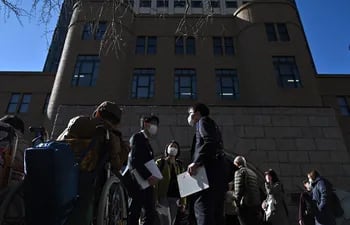 Los periodistas se reúnen frente al tribunal de distrito de Yokohama el 16 de marzo de 2020, luego de que el tribunal condenó a muerte a Satoshi Uematsu, acusado de asesinar a 19 personas discapacitadas en un centro de atención en la ciudad de Sagamihara en 2016.