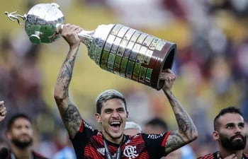 Pedro levanta el trofeo de la Copa Libertadores. El delantero del Flamengo fue el máximo artillero (12 goles) y el mejor jugador del torneo.