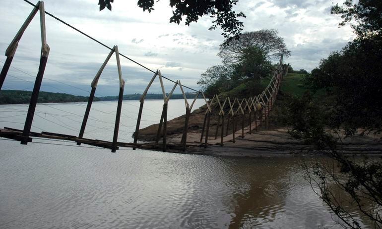 El puente colgante que fue utilizado durante más de cien años por la comunidad Yaguarazapá, actualmente distrito de Capitán Meza.