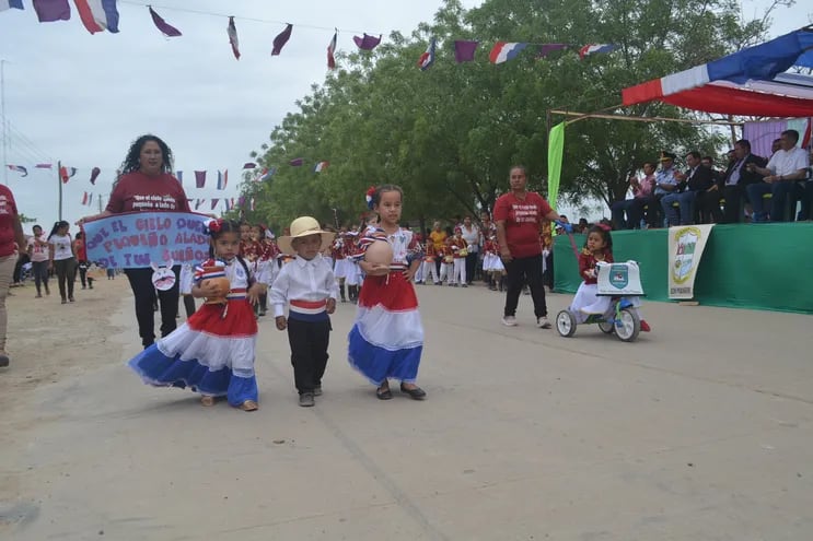 Los pequeños también participaron del cumpleaños de Toro Pampa en la mañana de hoy, durante el desfile estudiantil.