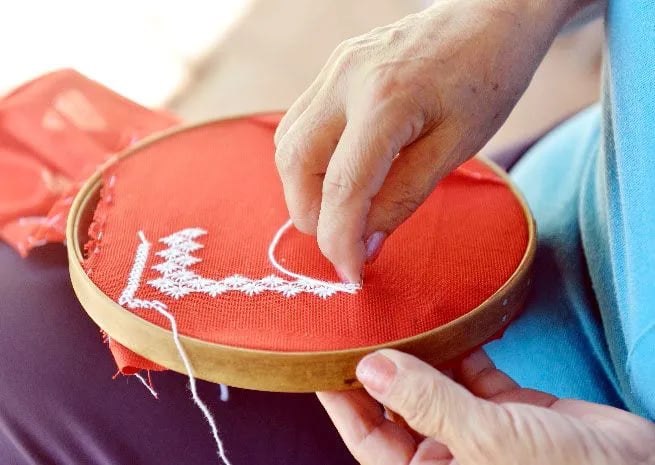 Las mujeres son en gran parte egresadas de varios cursos de crochet, costura y ao po´i, dictados en los últimos meses en el municipio. (Archivo).