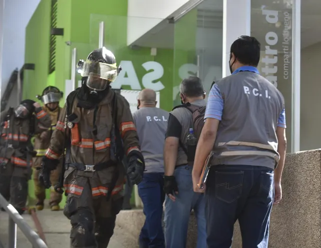 Bomberos voluntarios se cruzan con trabajadores de la Dirección de Prevención contra Incendios de la Municipalidad de Asunción, luego de sofocar las llamas en Quattro D.