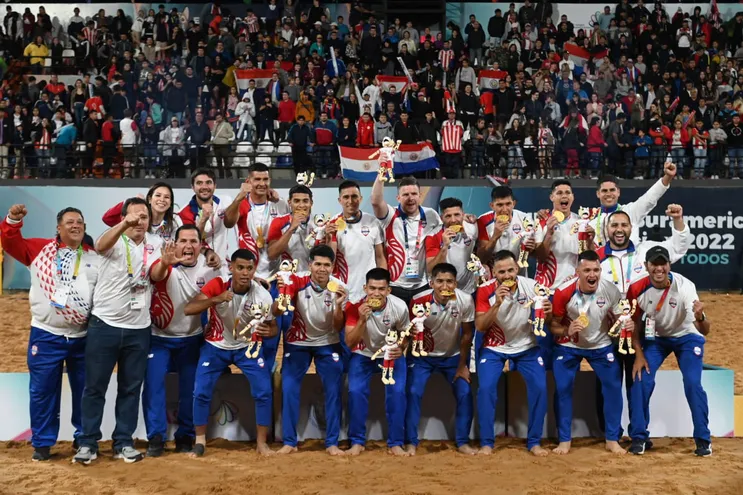 El festejo de los jugadores de Fútbol Playa después de conquistar el oro en los Juegos Odesur Asunción 2022.