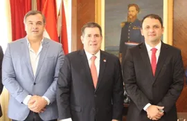 El diputado Carlos Arrechea, el presidente del Partido Colorado, Horacio Cartes y el gobernador de Misiones Richard Ramírez.