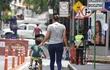 En la mañana de domingo, un niño acompañado por una adulta aprovecha el tramo de la bicisenda que corre sobre la calle Palma para andar en su bicicleta con rueditas.