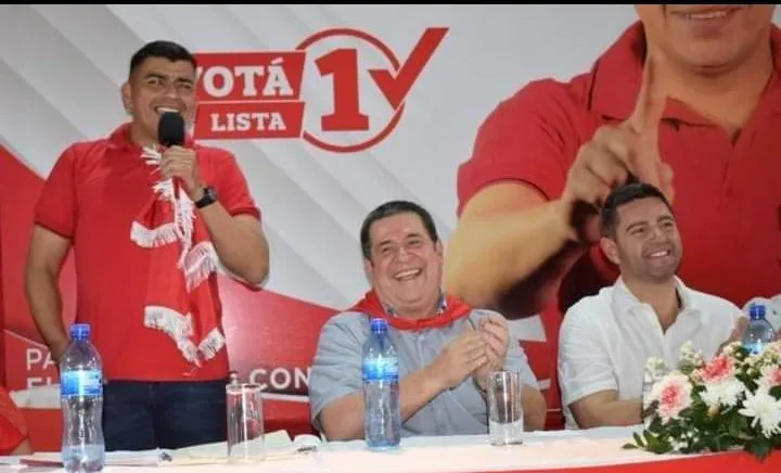 Humberto Denis Torres Fleitas (izquierda), junto a Horacio Cartes.