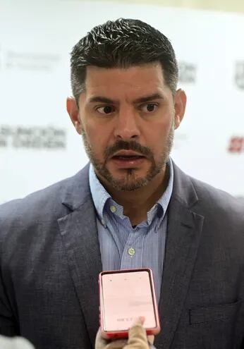 Óscar Rodríguez, intendente asunceno en conferencia prensa sobre deudas de empresas privadas con la comuna Capitalina  en Municipalidad de Asunción.