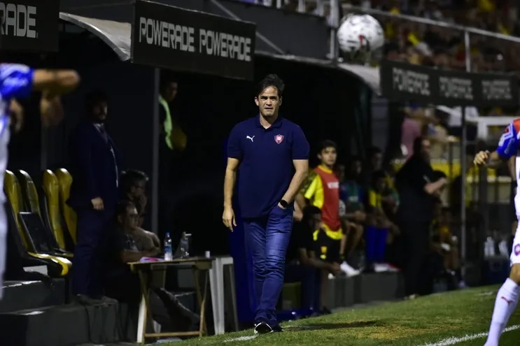 El entrenador Diego Gavilán, entrenador de Cerro Porteño, en el partido contra Guaraní por la jornada 11 del torneo Clausura 2023 del fútbol paraguayo en el estadio Rogelio Silvino Livieres, Asunción.