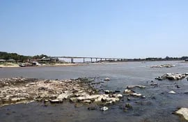 Vista que tiene el río Paraguay en zona de Remanso, con piedras que sobresalen debido a la pronunciada bajante del nivel.