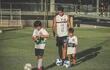 El futbolista Iván Torres con sus hijos Elías y Emanuel.
