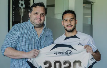 Rodrigo Nogués y Fernando Cardozo (d), presidente y jugador de Olimpia respectivamente, en la renovación del vínculo del futbolista hasta 2026.