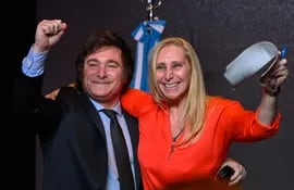 El presidente electo de Argentina, Javier Milei, celebra su victoria junto a su hermana Karina Milei, una figura clave de su campaña y lo que será su próximo gobierno.  (AFP)