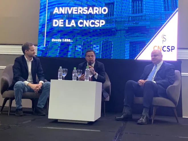 Axel Kaiser, con el titular de CNCSP, Ernesto Figueredo Coronel y Beltrán Macchi.