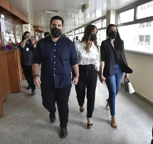 De la mano, los periodistas Jorge "Chipi" Vera, su pareja Yolanda Park y una acompañante, cuando se presentaron ante el Juzgado para la audencia en el caso por producción de facturas falsas.
