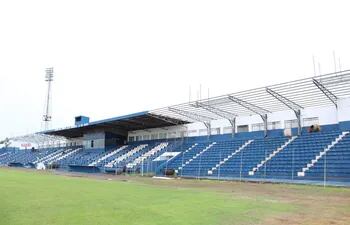 El sector principal del estadio del Sportivo 2 de Mayo será totalmente cubierto. Los trabajos de ampliación de la visera están por finalizar.