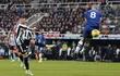 Miguel Almirón (i), jugador del Newcastle, disparando el balón ante la marca de Kovacic (d) del Chelsea.