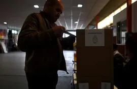 un-hombre-deposita-su-voto-en-buenos-aires-durante-la-jornada-electoral-en-argentina-en-buenos-aires--183926000000-1391816.JPG
