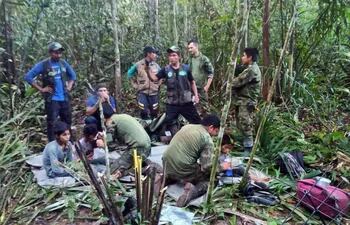 Soldados e indígenas mientras atienden a los niños rescatados tras 40 días en la selva, en Guaviare (Colombia).