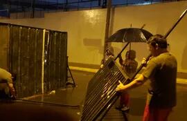 Vecinos del barrio Obreros de Asunción derriban vallas del concierto de Karol G por falta de acceso a sus viviendas.