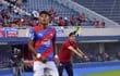 Diego Gavilán brinda indicaciones tácticas a sus jugadores durante el choque frente a Trinidense,