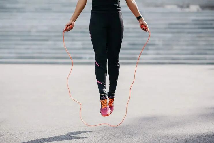 Toda actividad física cuenta para la salud. Saltar a la cuerda puede ser una excelente actividad para estar en movimiento.