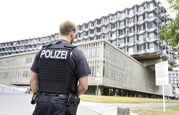 un-agente-de-la-policia-hace-guardia-en-el-exterior-del-hospital-benjamin-franklin-en-berlin-alemania--131035000000-1483244.JPG