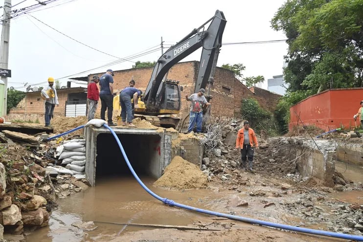 Trabajos de desagüe pluvial sobre la calle Itapúa, transversal a Molas López.