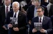 El presidente estadounidense Joe Biden (izquierda) y el presidente de la Cámara de Representantes, Mike Johnson (derecha), sostienen fotografías de personas que murieron durante el Holocausto en la ceremonia de los Días de Recuerdo del Museo Conmemorativo del Holocausto de Estados Unidos. En el Capitolio de los Estados Unidos en Washington, DC.