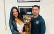 Gloria Vera y Julio Cáceres con la Copa del Torneo Clausura 2022 en manos. (Instagram/Gloria Vera)